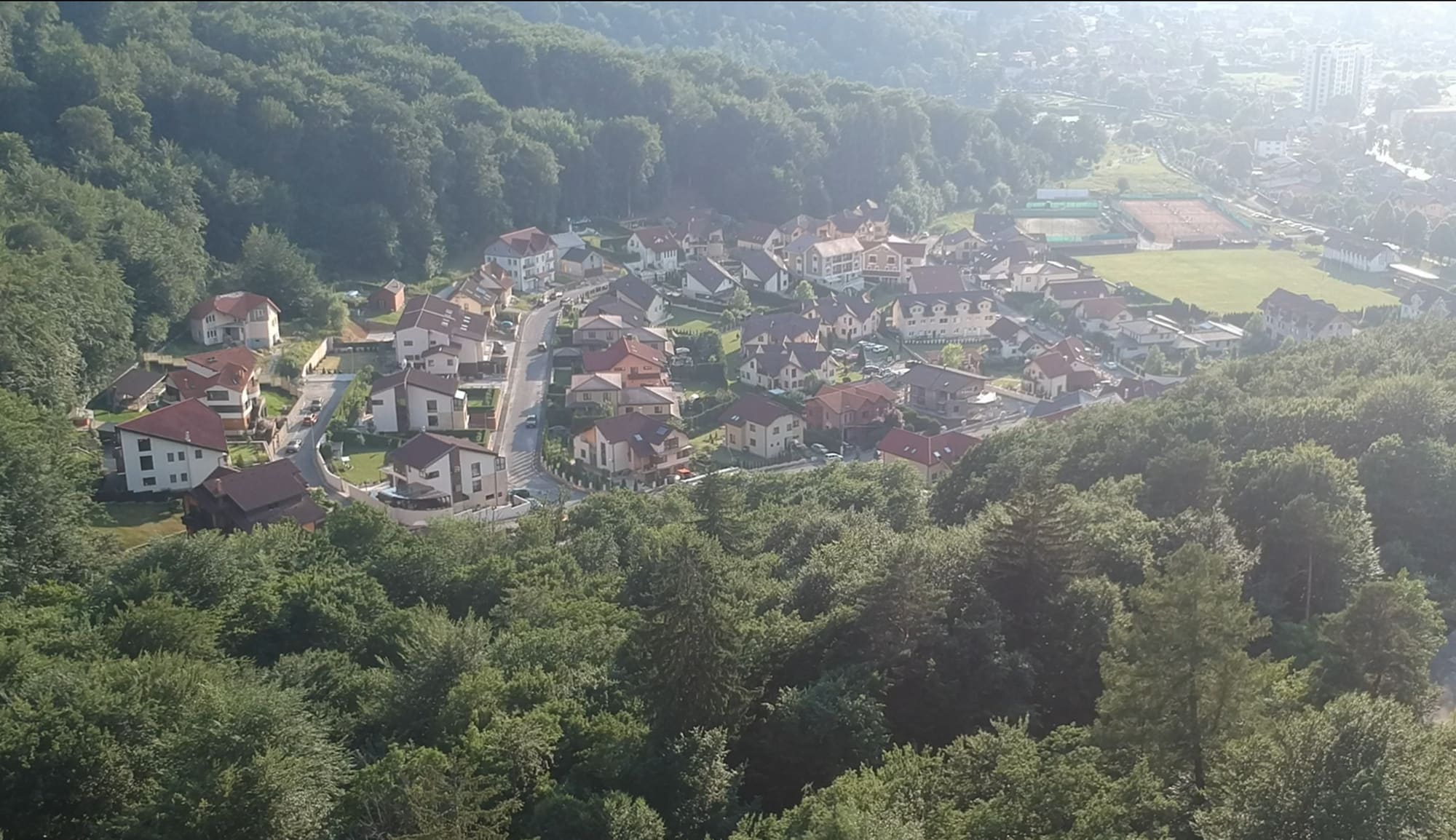 Vedere aeriană a cartierului Green Valley, înconjurat de pădure