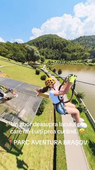 Activitate pe tiroliană la Parc Aventura Brașov