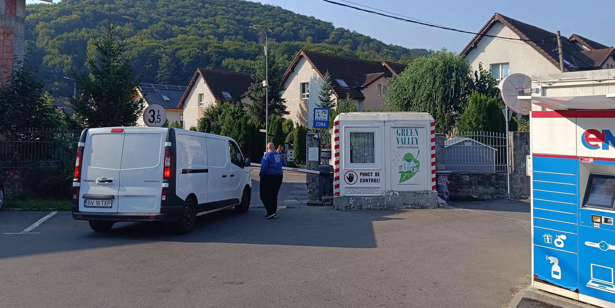 Punctul de control cu barieră și agent de pază la intrarea în cartierul Green Valley