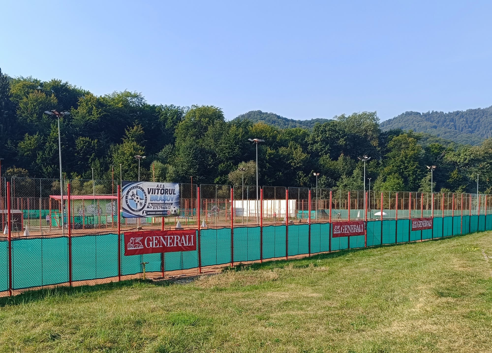 Terenuri de tenis și fotbal în vecinătatea cartierului Green Valley