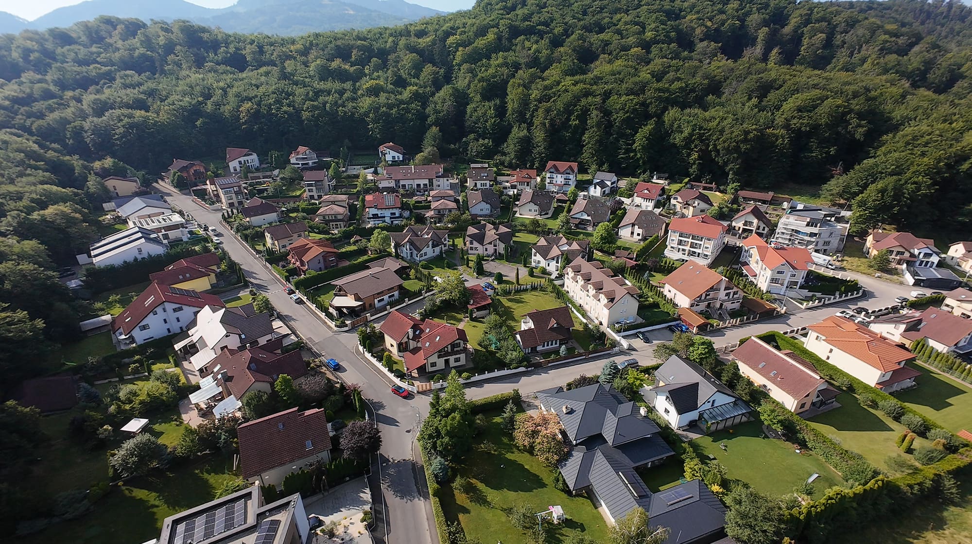 Intrarea în cartierul Green Valley, vedere de sus