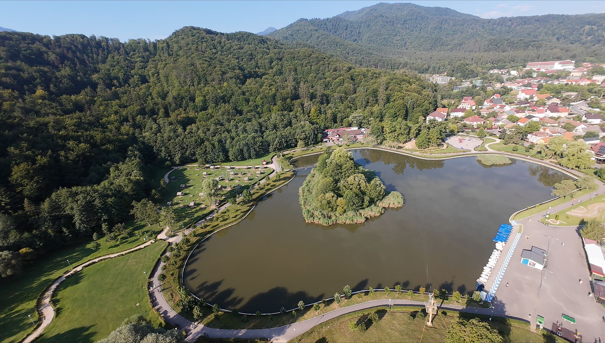 Lacul Noua, în apropierea cartierului Green Valley