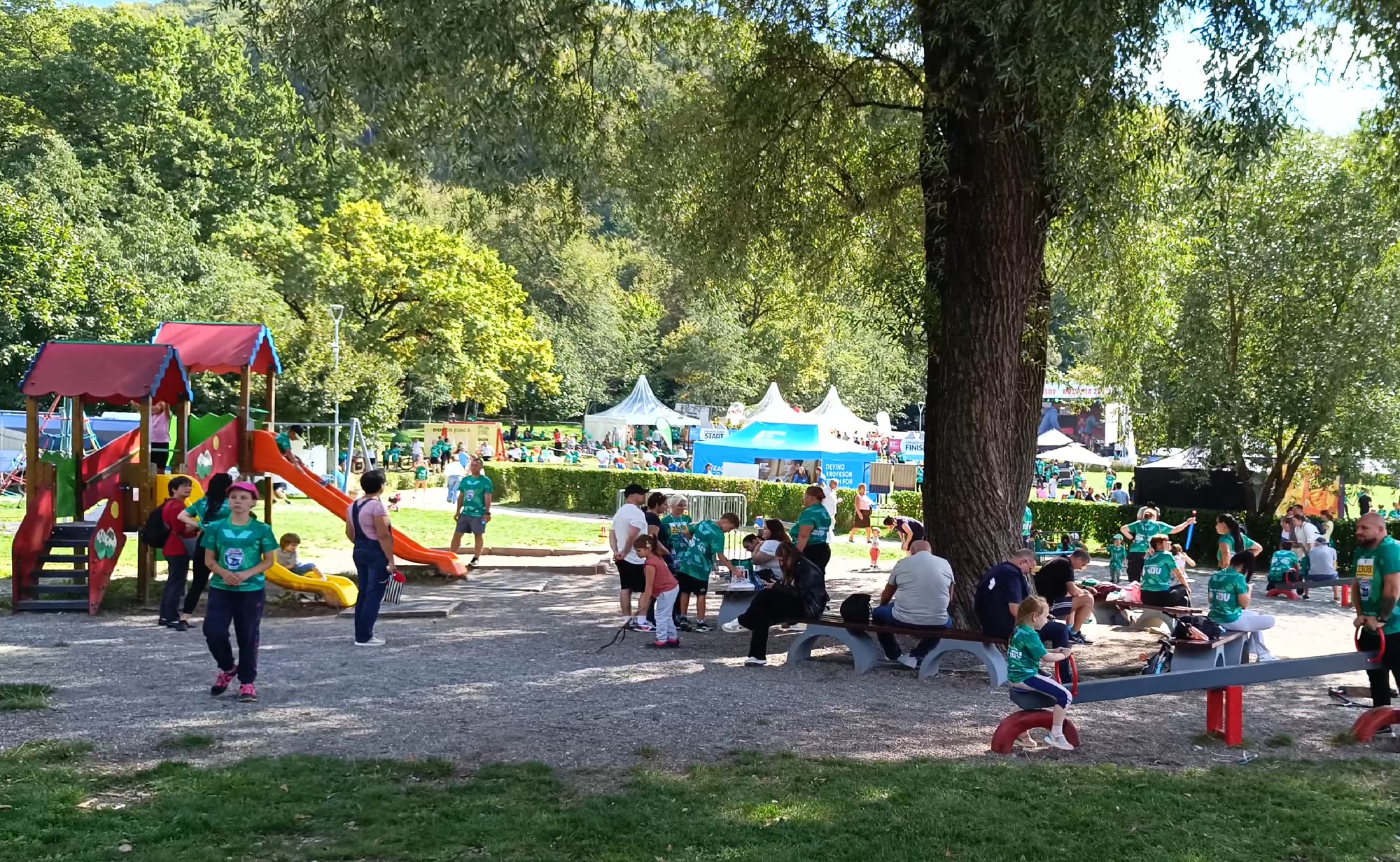 Loc de joacă în zona verde de la Lacul Noua